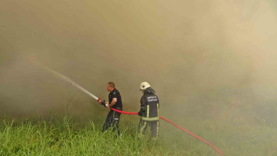Antalya’da İtfaiye Erleri Alevlerle Burun Buruna Kaldı, Bir Adım Geri Atmadılar