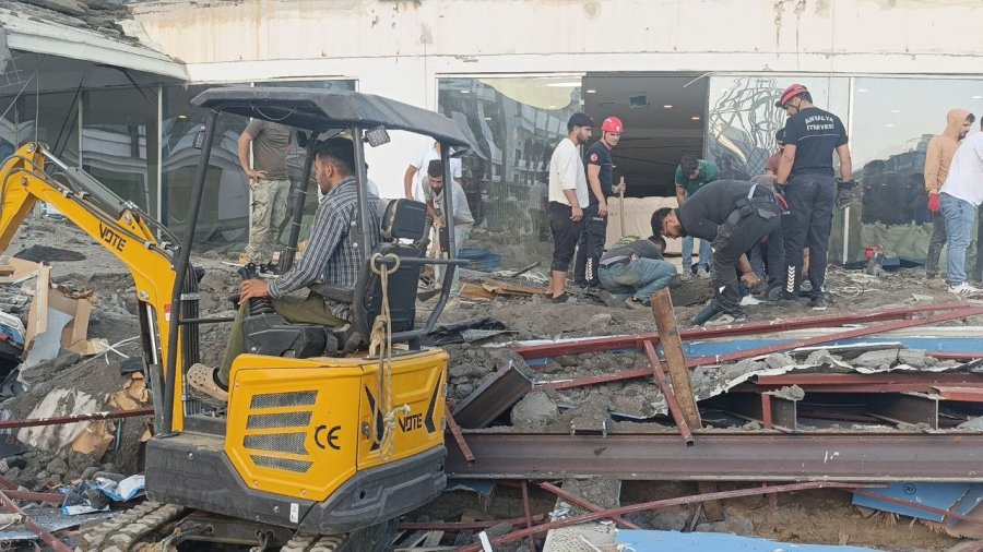 Antalya’da Otel İnşaatının Balkonu Göçtü: İşçiler Canını Son Anda Kurtardı