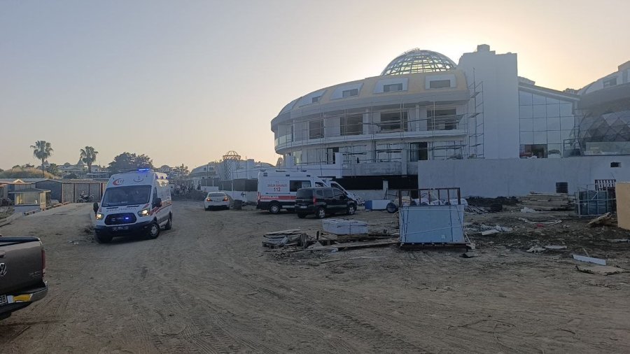 Antalya’da Otel İnşaatının Balkonu Göçtü: İşçiler Canını Son Anda Kurtardı