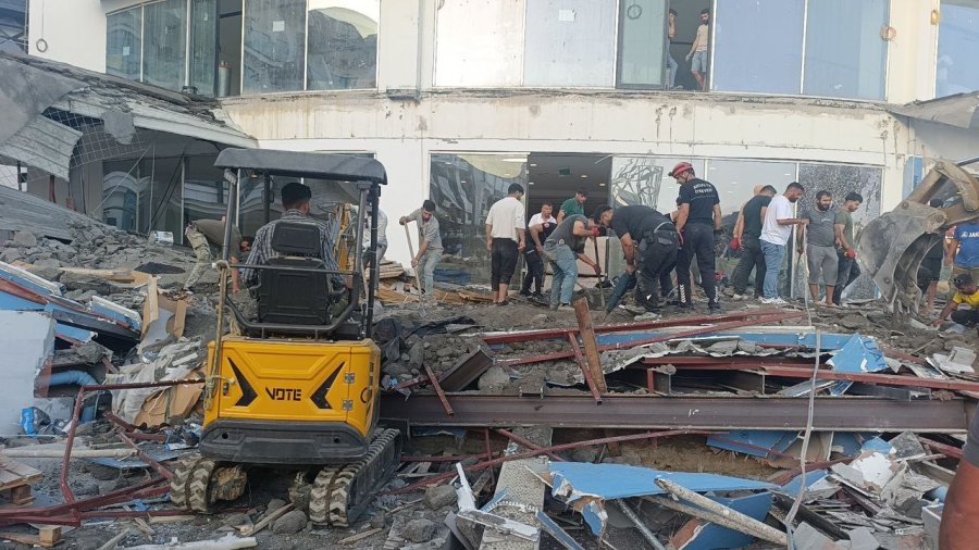 Antalya’da Otel İnşaatının Balkonu Göçtü: İşçiler Canını Son Anda Kurtardı