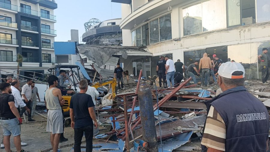 Antalya’da Otel İnşaatının Balkonu Göçtü: İşçiler Canını Son Anda Kurtardı