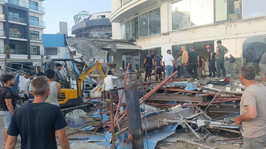 Antalya’da Otel İnşaatının Balkonu Göçtü: İşçiler Canını Son Anda Kurtardı