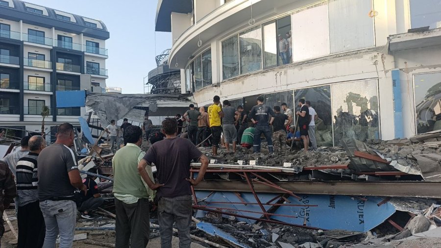 Antalya’da Otel İnşaatının Balkonu Göçtü: İşçiler Canını Son Anda Kurtardı