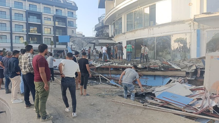 Antalya’da Otel İnşaatının Balkonu Göçtü: İşçiler Canını Son Anda Kurtardı