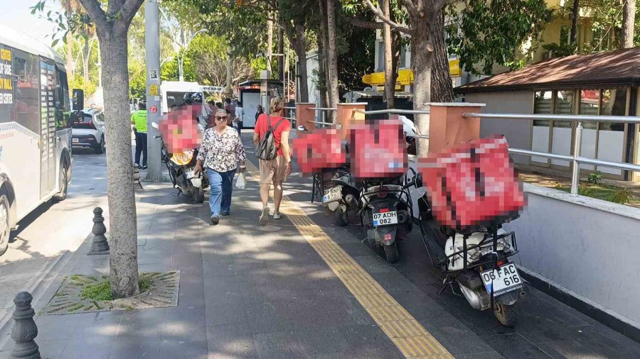 Kaza Yapan Kurye İçin Arkadaşları Seferber Oldu