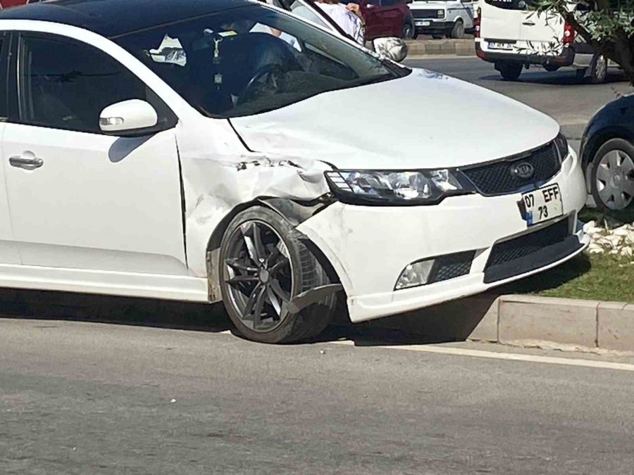 Otomobil İle Yunus Polis Ekibinin Karıştığı Kazada 1 Polis Memuru Yaralandı