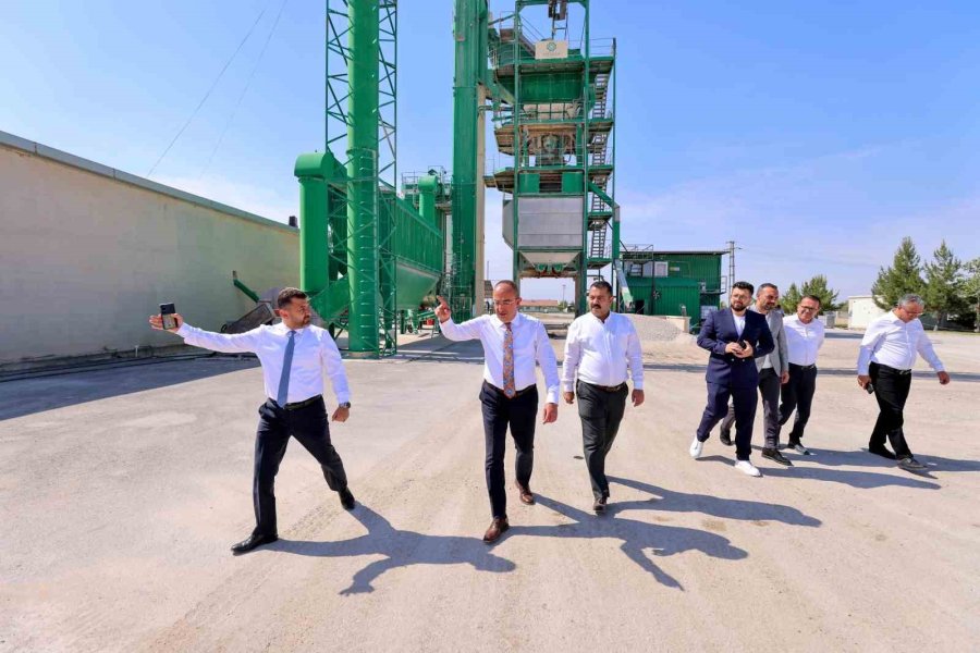 Başkan Kavuş, Meram’ın Yoğun Asfalt Mesaisini Denetledi