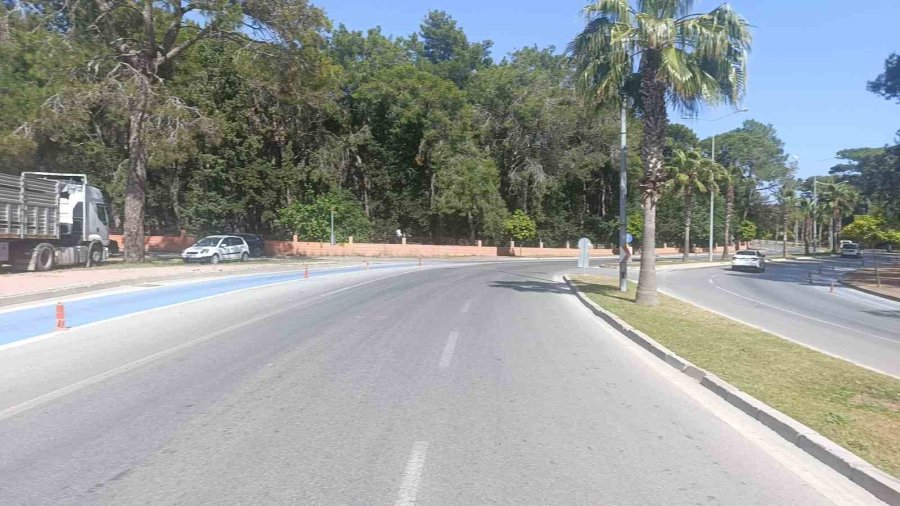 Virajı Alamayan Araçlar Bahçeye Uçuyor