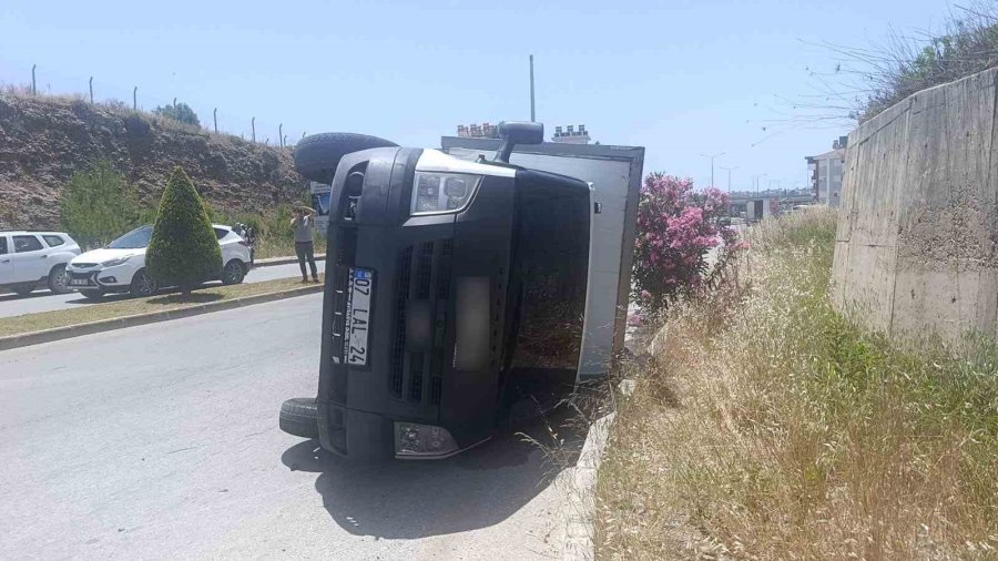 Ticari Araç Yandan Çarptığı Kamyoneti Devirdi