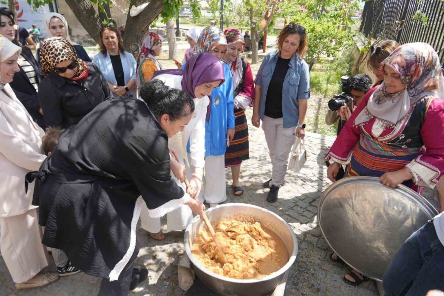 Tarihi Kilise Bahçesinde Türk Mutfağı Rüzgarı Esti