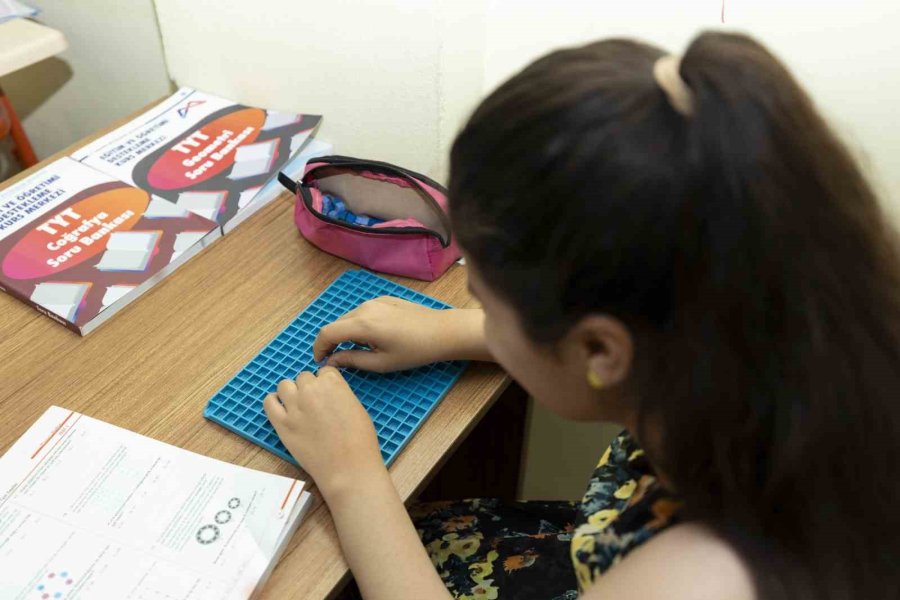 Görme Engelle Genç Kız Üniversite Hayaline Adım Adım İlerliyor