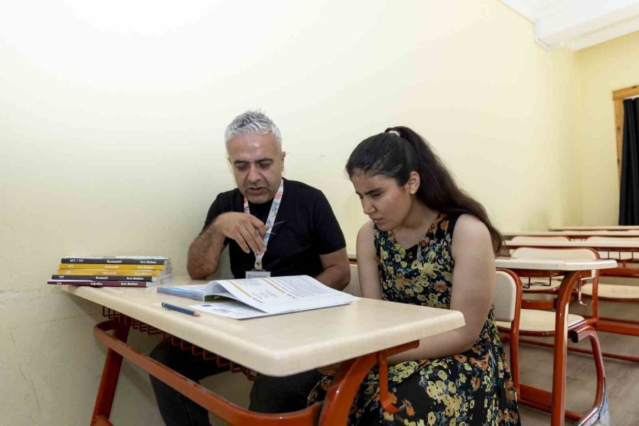 Görme Engelle Genç Kız Üniversite Hayaline Adım Adım İlerliyor