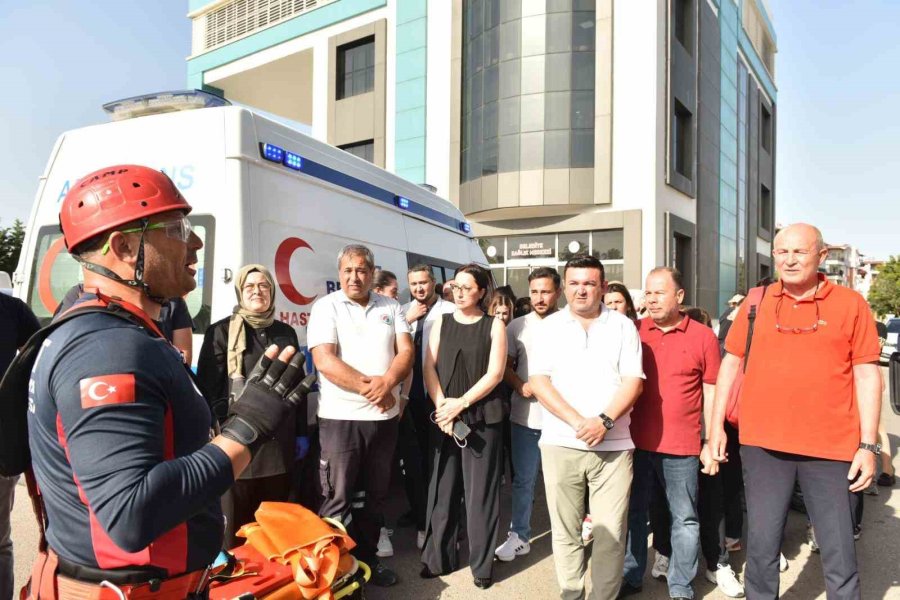 Kepez Belediyesi’nden Gerçeğini Aratmayan Deprem Tatbikatı