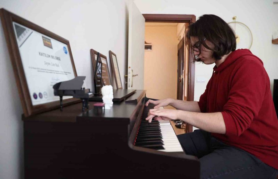 Genç Piyanist Dünyanın En Önemli Müzik Okullarından Birini Kazandı