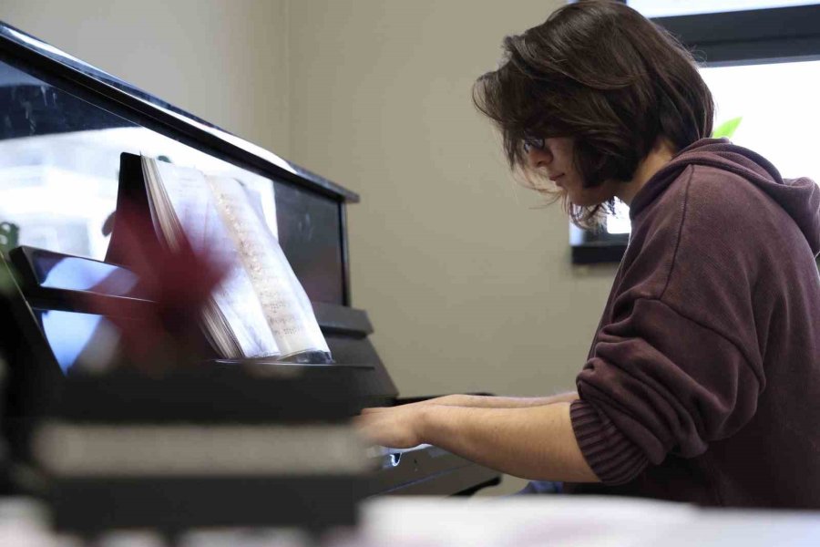 Genç Piyanist Dünyanın En Önemli Müzik Okullarından Birini Kazandı