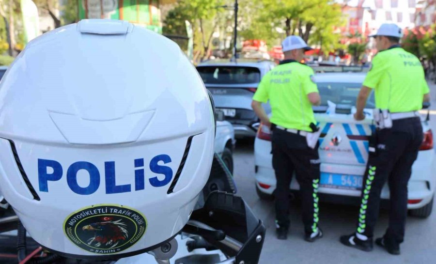 Aksaray’da 2 Bin 500 Motosiklet Sürücüsüne Kask Cezası