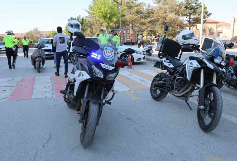 Aksaray’da 2 Bin 500 Motosiklet Sürücüsüne Kask Cezası