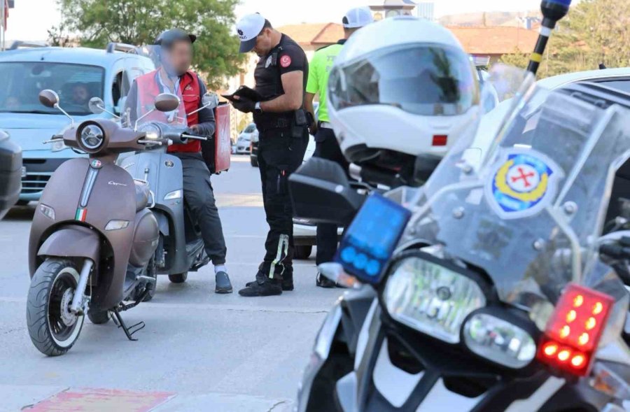 Aksaray’da 2 Bin 500 Motosiklet Sürücüsüne Kask Cezası
