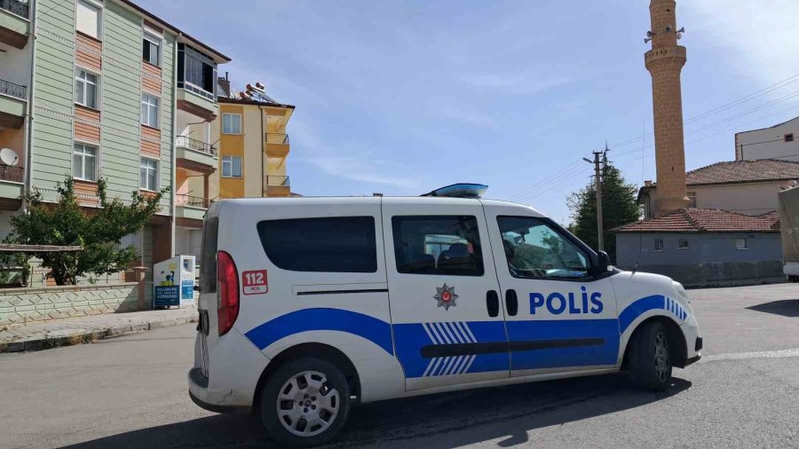 Evden Yükselen Yoğun Duman İtfaiye Ve Polisi Harekete Geçirdi