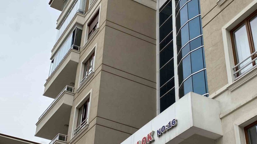 Karısını Bıçaklayarak Öldürüp Başında Bekledi