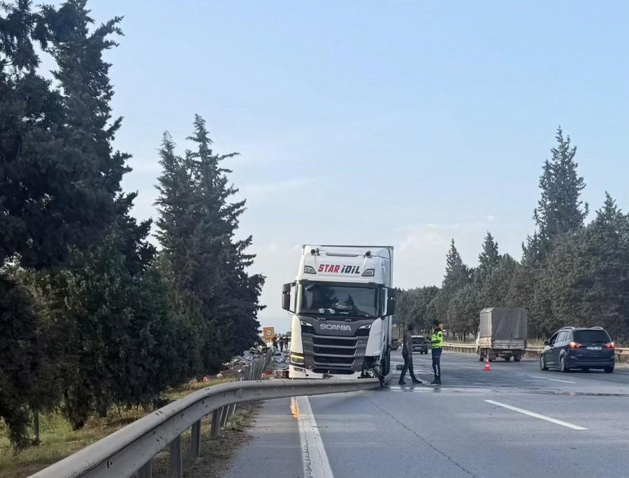 İki Tır Ve Bir Otomobilin Karıştığı Kazada Otoyol Savaş Alanına Döndü