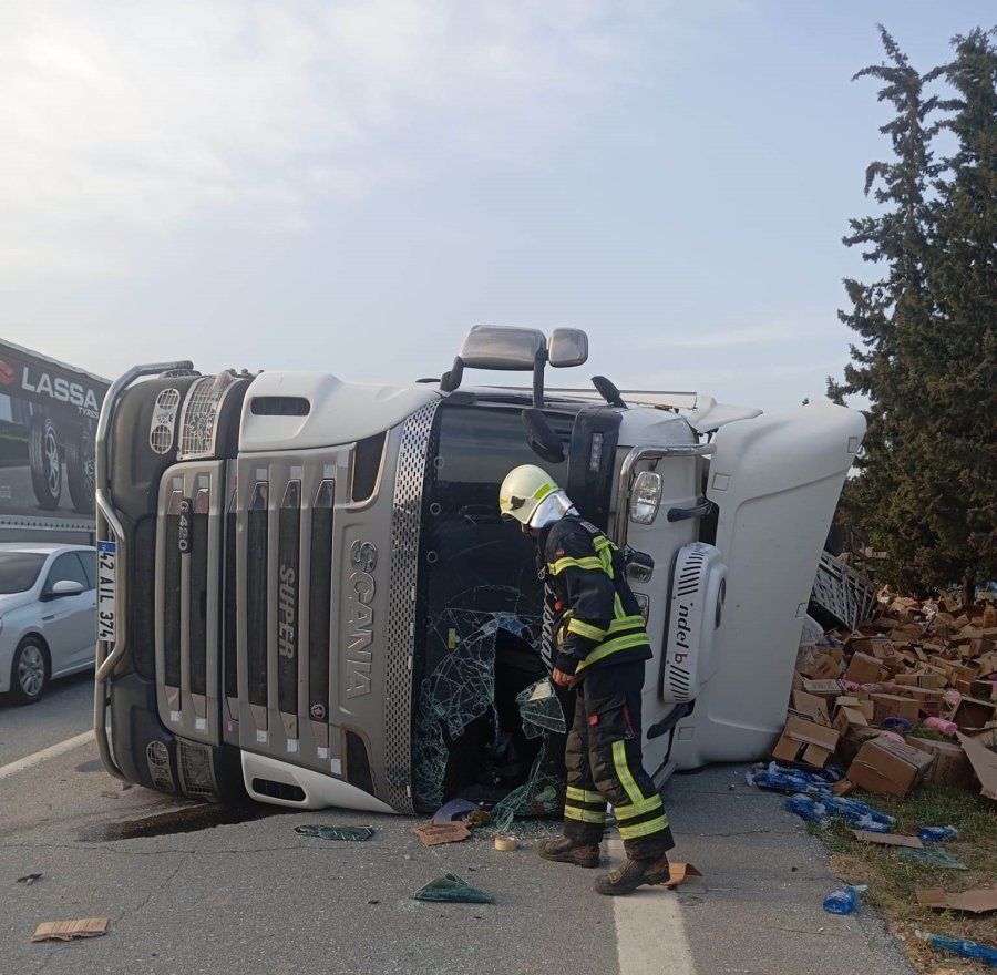 İki Tır Ve Bir Otomobilin Karıştığı Kazada Otoyol Savaş Alanına Döndü