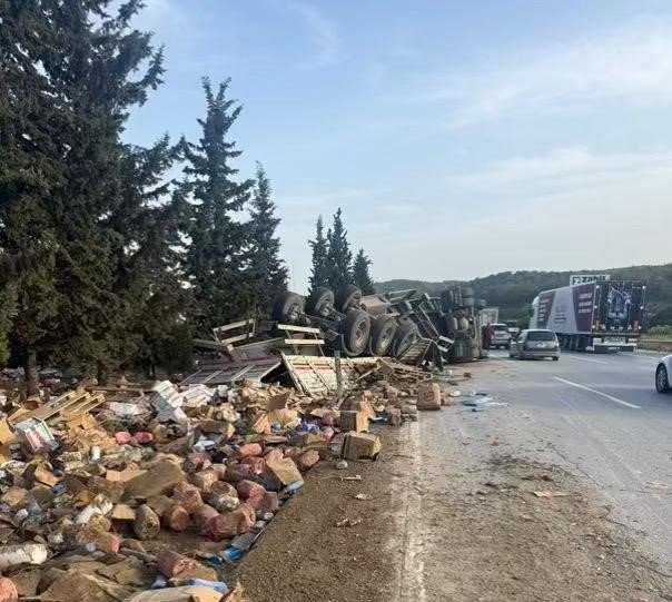 İki Tır Ve Bir Otomobilin Karıştığı Kazada Otoyol Savaş Alanına Döndü