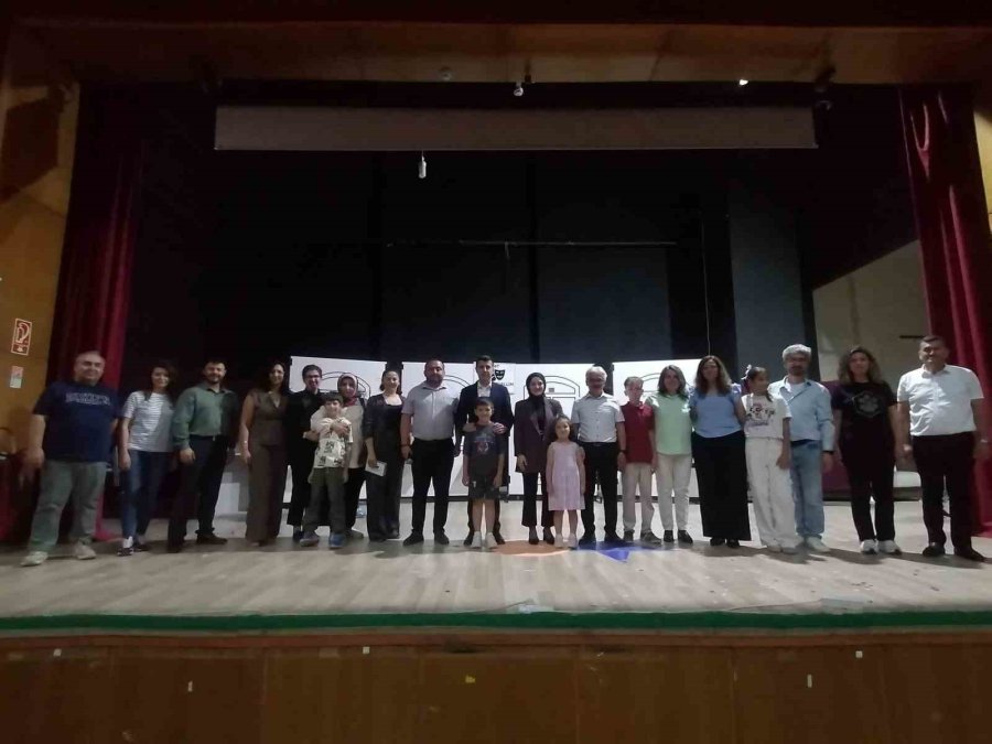 Mut’ta "gülelim Güldürelim" Tiyatro Oyunu Büyük Beğeni Topladı