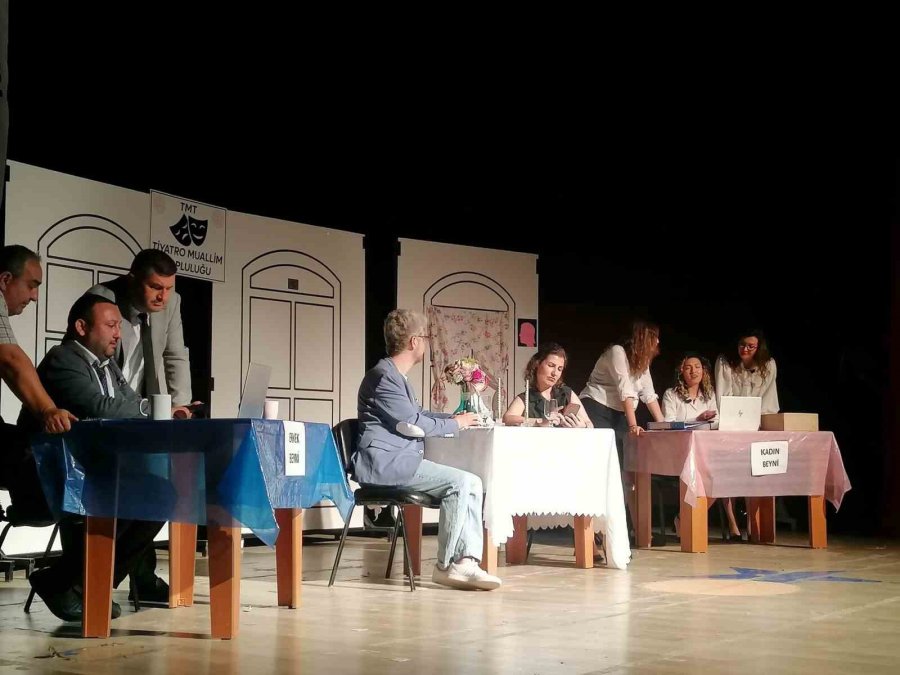 Mut’ta "gülelim Güldürelim" Tiyatro Oyunu Büyük Beğeni Topladı