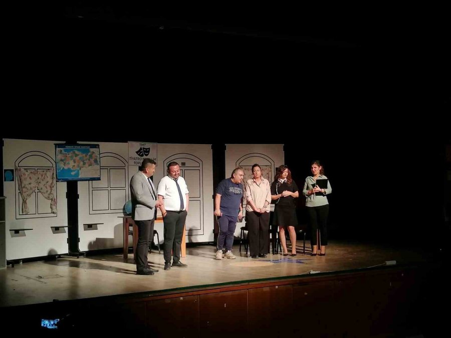 Mut’ta "gülelim Güldürelim" Tiyatro Oyunu Büyük Beğeni Topladı