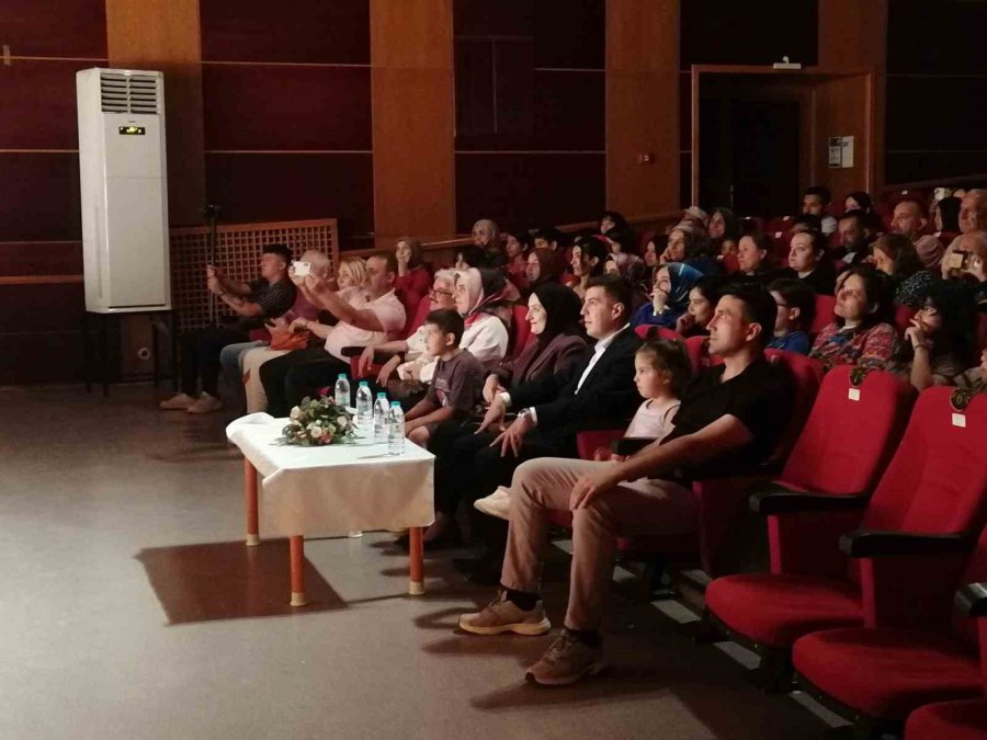 Mut’ta "gülelim Güldürelim" Tiyatro Oyunu Büyük Beğeni Topladı