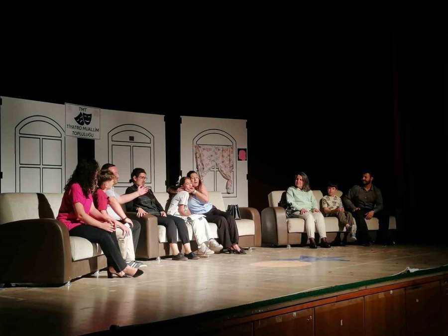 Mut’ta "gülelim Güldürelim" Tiyatro Oyunu Büyük Beğeni Topladı