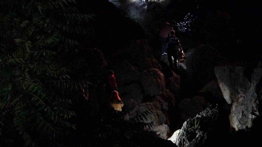 30 Metrelik Falezlerden Düşen Adam Hayatını Kaybetti