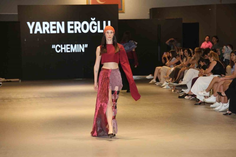 Aü Tekstil Ve Moda Tasarımı Öğrencilerinden Mezuniyet Defilesi