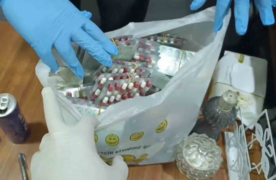 Asma Tavan Arasından 3 Bin 155 Adet Uyuşturucu Hap Çıktı