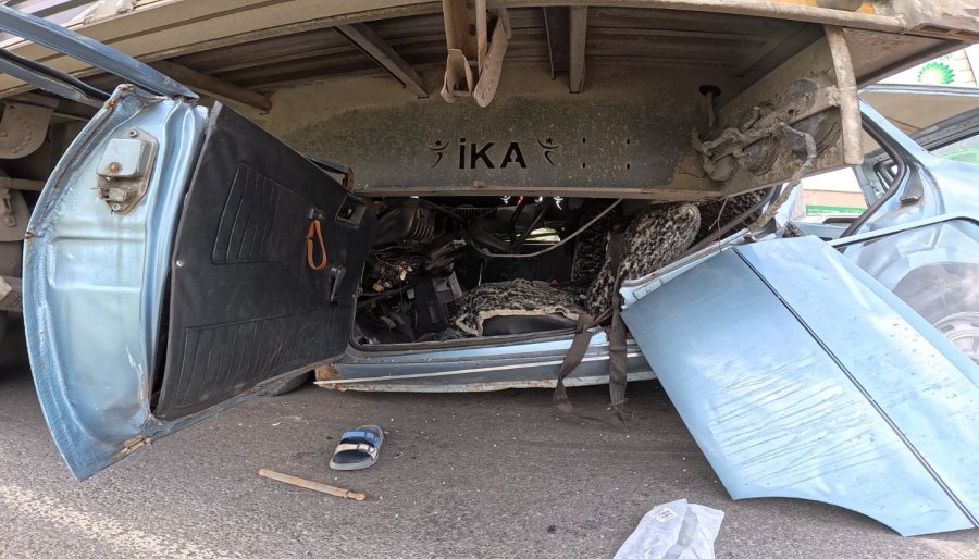 Aksaray’da Otomobil Tırın Altına Girdi: 1 Ağır Yaralı