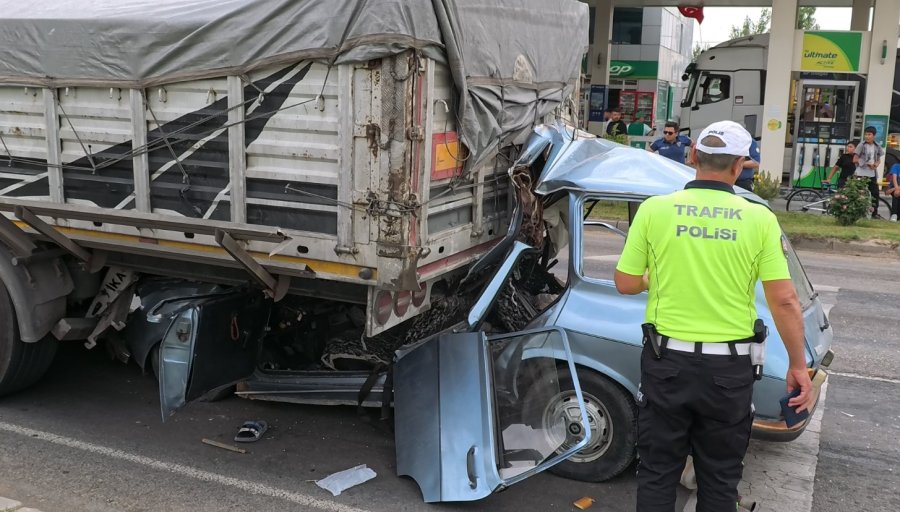 Aksaray’da Otomobil Tırın Altına Girdi: 1 Ağır Yaralı