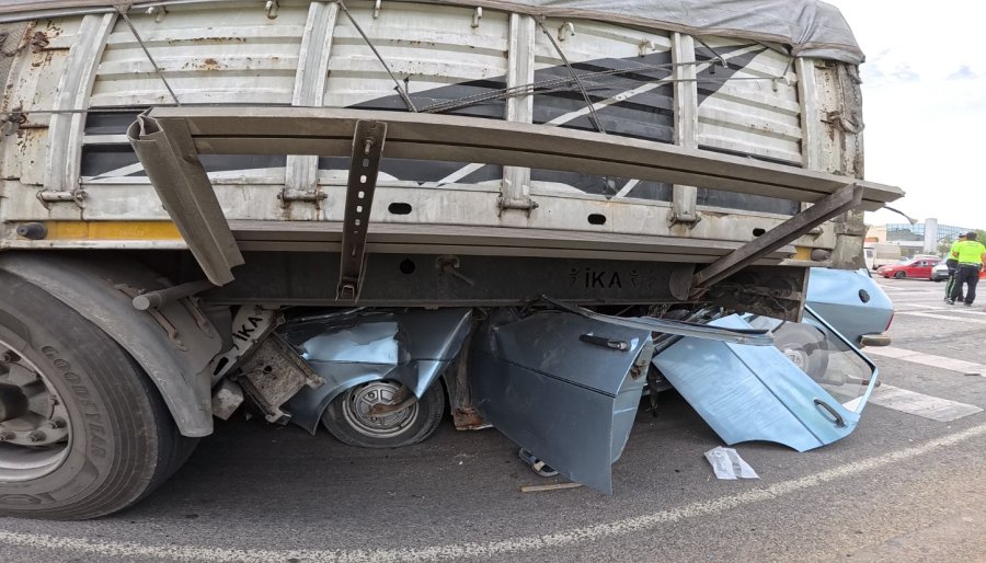 Aksaray’da Otomobil Tırın Altına Girdi: 1 Ağır Yaralı
