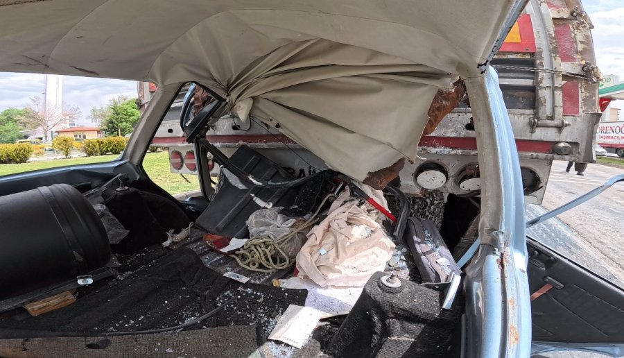 Aksaray’da Otomobil Tırın Altına Girdi: 1 Ağır Yaralı