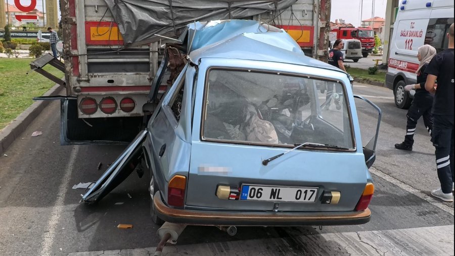 Aksaray’da Otomobil Tırın Altına Girdi: 1 Ağır Yaralı