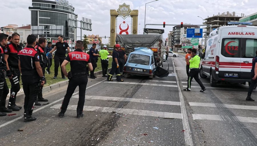 Aksaray’da Otomobil Tırın Altına Girdi: 1 Ağır Yaralı
