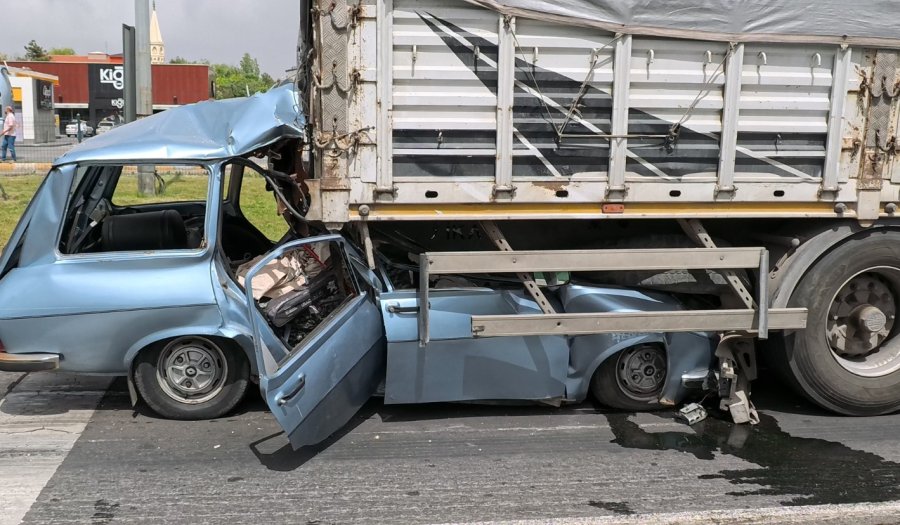 Aksaray’da Otomobil Tırın Altına Girdi: 1 Ağır Yaralı