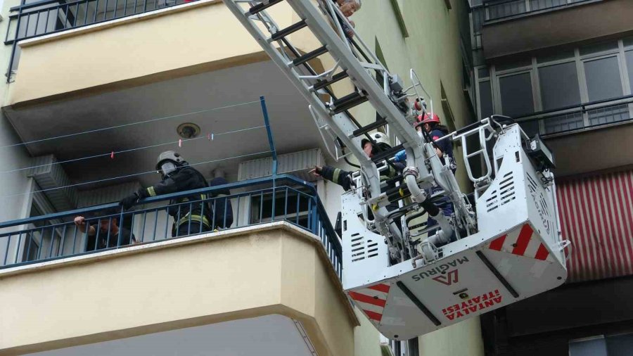 Antalya’da 15 Katlı Apartmanda Çıkan Yangında Adeta Can Pazarı Yaşandı