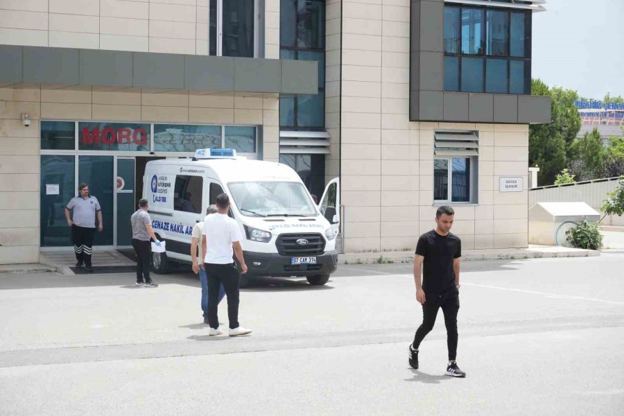 Babasının Bıçaklayarak Öldürdüğü Gencin Cenazesi Morgdan Alındı