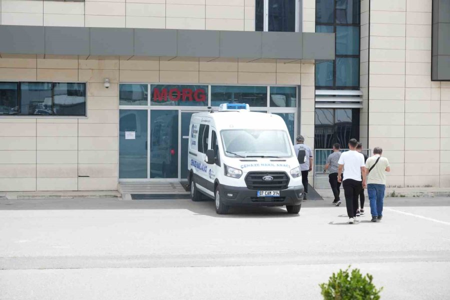 Babasının Bıçaklayarak Öldürdüğü Gencin Cenazesi Morgdan Alındı