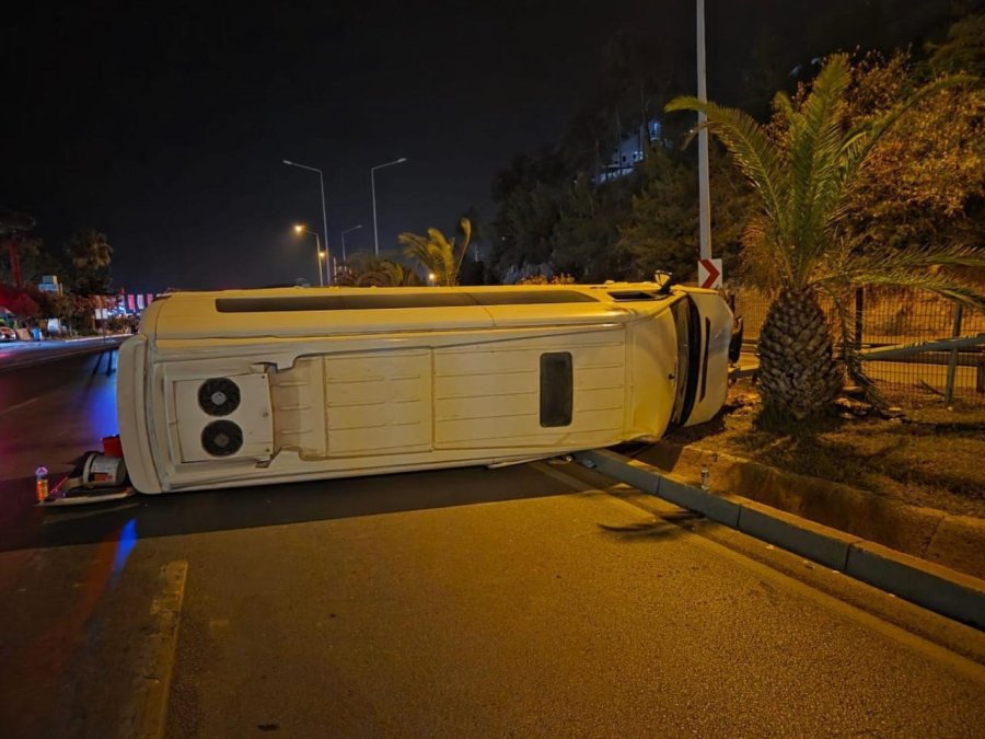 Alanya’da Aydınlatma Direğine Çarpan Minibüs Devrildi