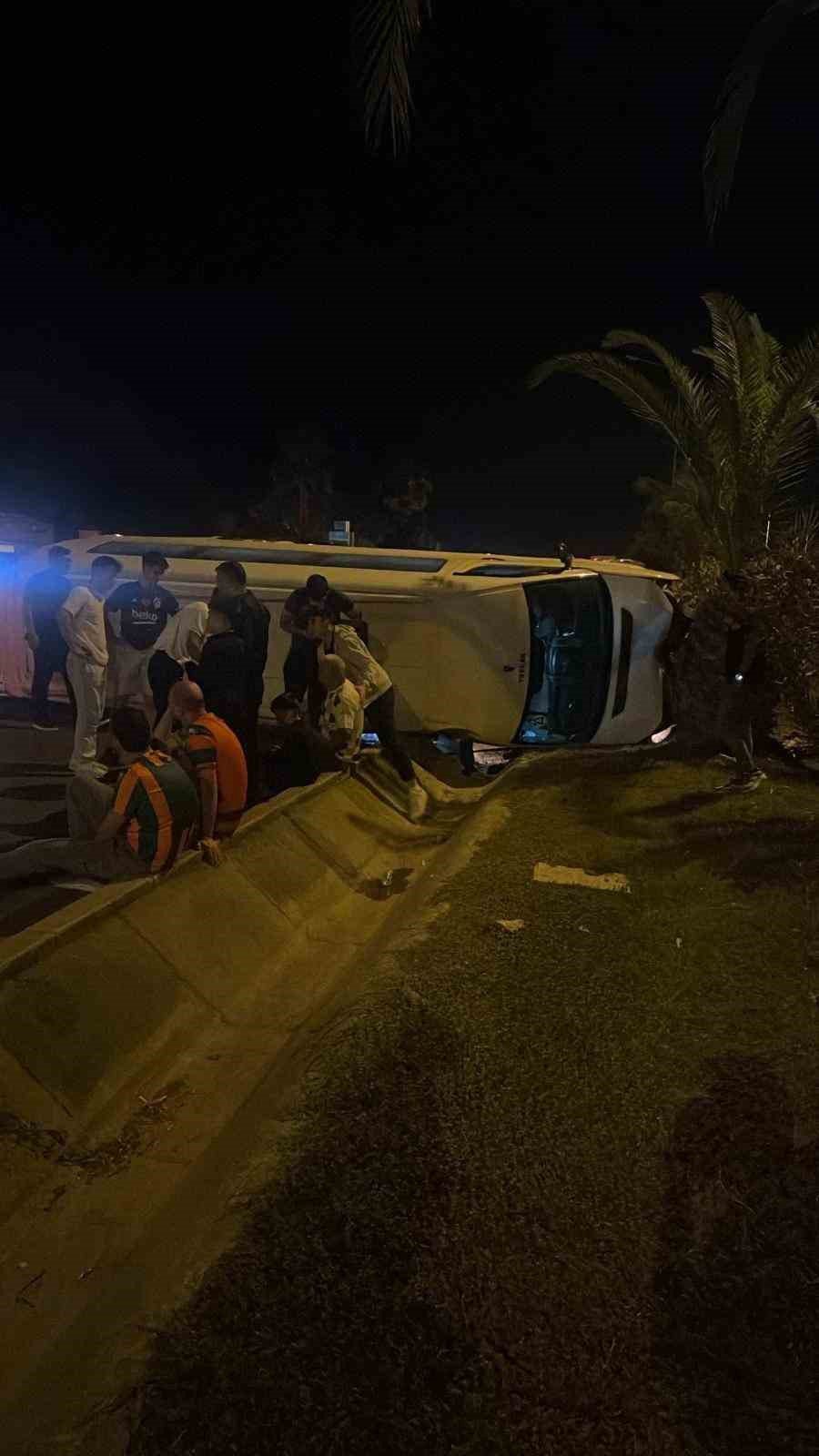 Alanya’da Aydınlatma Direğine Çarpan Minibüs Devrildi