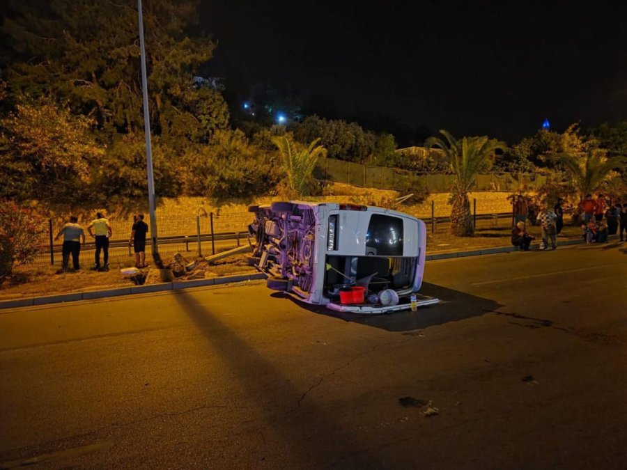 Alanya’da Aydınlatma Direğine Çarpan Minibüs Devrildi