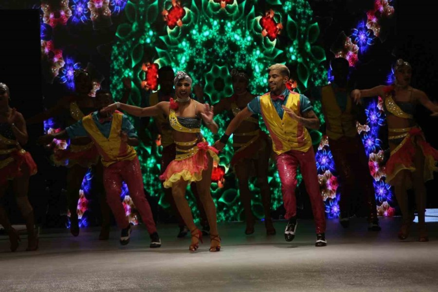 Aü Tekstil Ve Moda Tasarımı Öğrencilerinden Mezuniyet Defilesi