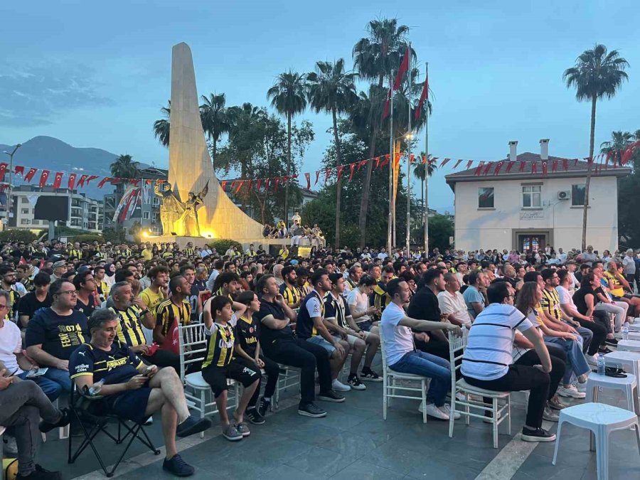 Fenerbahçe’nin Şampiyonluğu Meşaleler Ve Bayraklarla Kutlandı